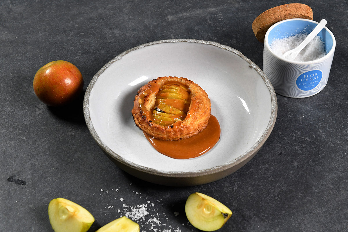 Karamellisierte Apfeltarte mit Zimt-Vanille-Sauce und Apfelsorbet Karamellisierte Apfeltarte mit Zimt-Vanille-Sauce und Apfelsorbet