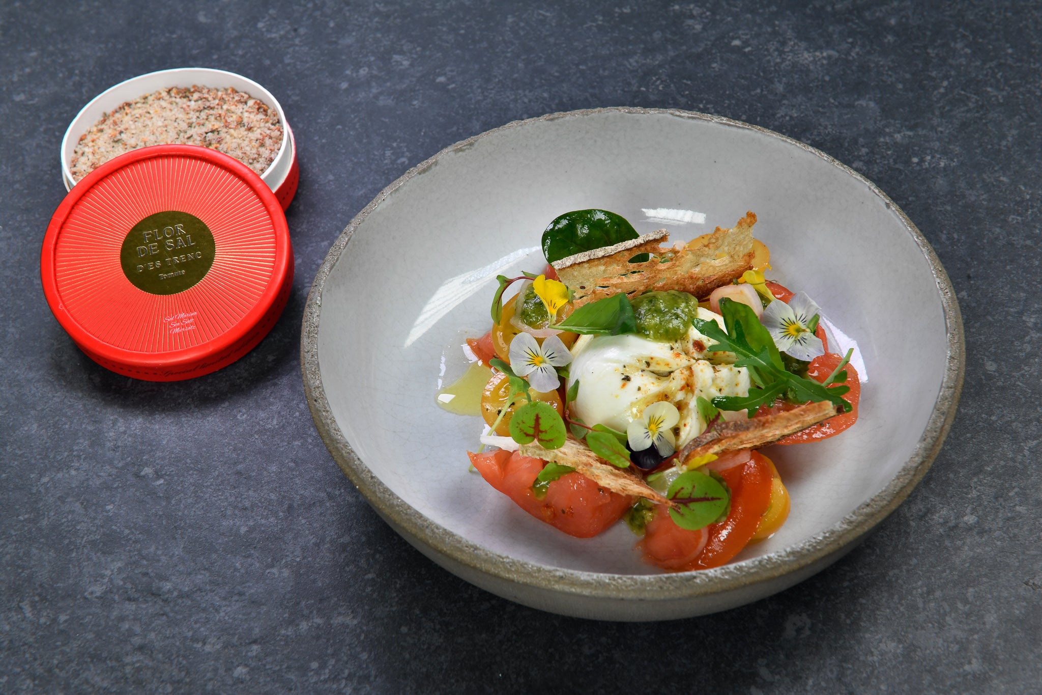 Salat von alten Tomatensorten | Burrata | Brotchips | Flor de Sal Tomate