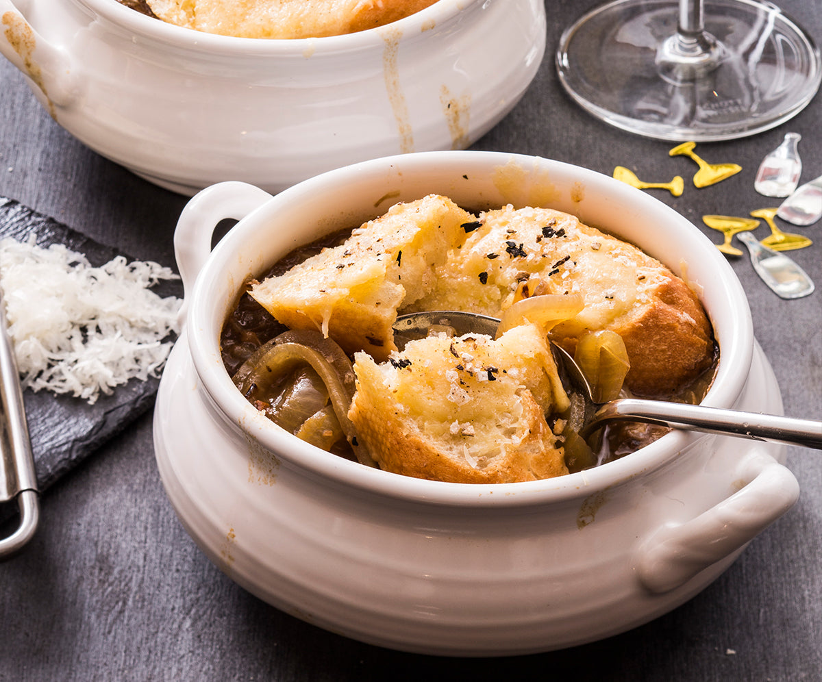 Zwiebelsuppe mit Käsehaube